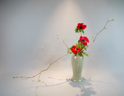 Ohara Ikebana Hana-isho geneigt in Vase